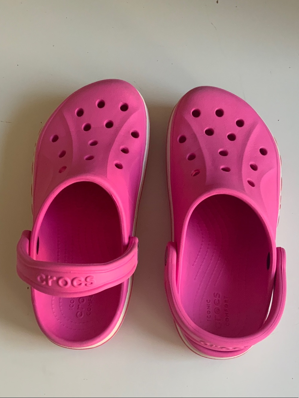 CROCS Classic Clog in Bright Pink
